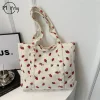 Bolso de pana y fresas playa moda versátil