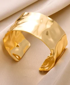 Brazalete exquisito de acero inoxidable con patrón de golpes clásicos