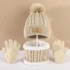 Gorrito y guantes con pompón para niños pequeños