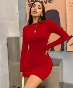 Vestido corto ajustado de manga larga y cuello alto para mujer