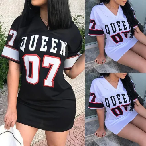 Vestido estampado con letras Queen de manga corta