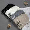 1 gorro unisex bordado con letras NY