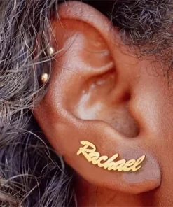 Aretes de botón con nombre personalizado