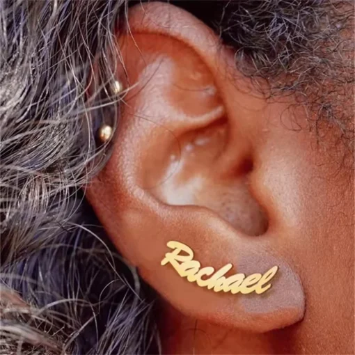 Aretes de botón con nombre personalizado