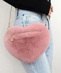 Bandolera de mano de peluche con forma de corazón