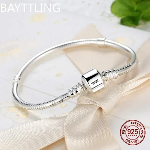 Brazalete con dijes de plata de ley 925