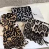 Bufanda cálida de invierno con estampado de leopardo y borlas para mujer 2024