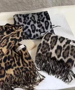 Bufanda cálida de invierno con estampado de leopardo y borlas para mujer 2024