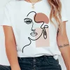 Camiseta estampada con diseño de rostro femenino y rayas sencillas