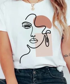 Camiseta estampada con diseño de rostro femenino y rayas sencillas