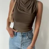 Camiseta mujer plisada informal de moda callejera de verano de color sólido cuello alto ajustado sin mangas