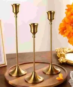 Candelabros de metal dorados estilo europeo