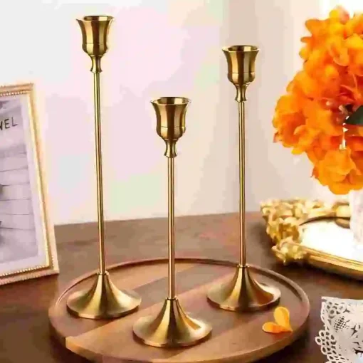 Candelabros de metal dorados estilo europeo