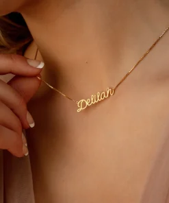 Collar con nombre personalizado de oro