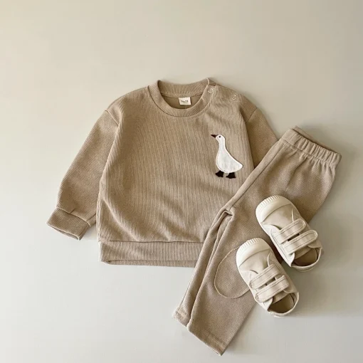 Conjunto de ropa de bebé con oso pequeño y oca grande