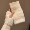 Guantes cálidos de invierno sin dedos de felpa blanca lisa