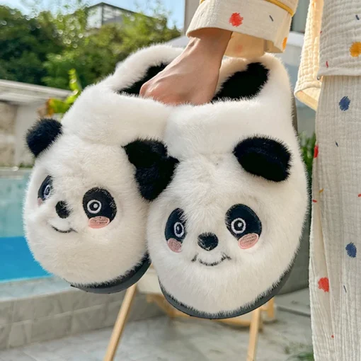 Lindas zapatillas de panda de dibujos animados