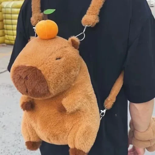 Peluche de carpincho con sombrero de fresa