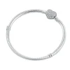 Pulsera clásica con abalorio de corazón con hebilla circular de circonita brillante