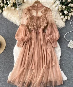 Vestido de fiesta de dama con cuello alto y mangas farol