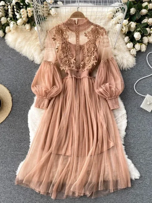 Vestido de fiesta de dama con cuello alto y mangas farol