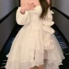 Vestido de princesa elegante con volantes y encaje