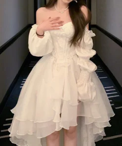 Vestido de princesa elegante con volantes y encaje