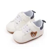 Zapatillas de bebé blancas, oso tierno