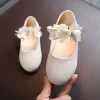 Zapatillas de cuero con flores pequeñas de cuentas para niña