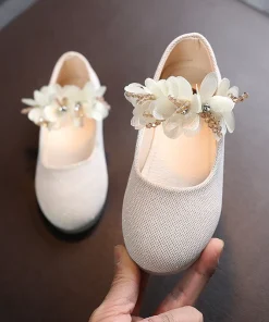 Zapatillas de cuero con flores pequeñas de cuentas para niña